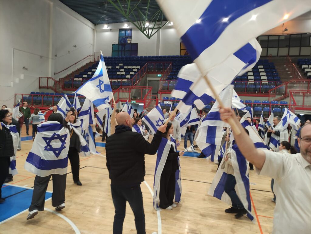 השמחה שלאחר השחרור: חגיגות בפתח תקווה, רעננה ומתן, בניין עיריית ת״א הואר בכיתוב ״גיבורות״