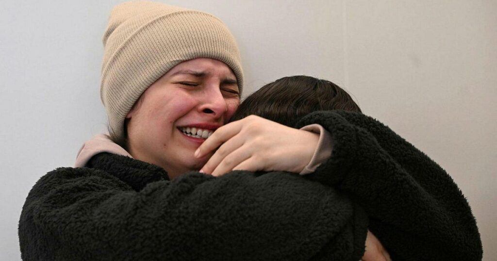 לבד במנהרה חשוכה במשך חודשים: משפחות של בני ערובה ישראלים משוחררים מציעות תובנות ראשונות על תקופת השבי שלהם – חדשות ישראל