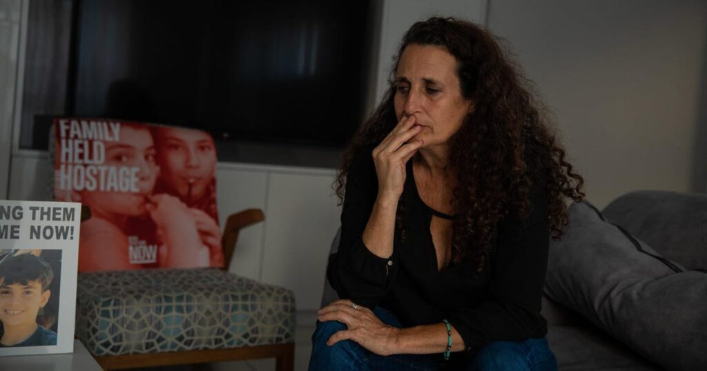 חמאס חטף את ילדיו לעזה. בספרה החדש היא מבטאת את קול הכעס האימהי – חדשות ישראל