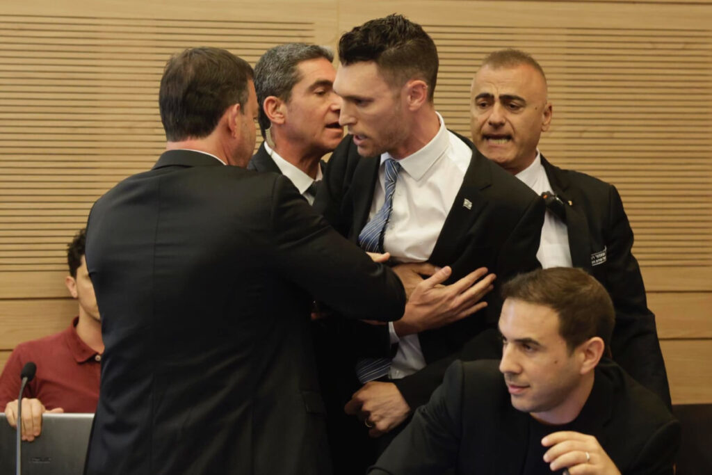 עידן רול נטש את הוואטסאפ של יש עתיד, הסיעה הגישה בקשה נגדו
