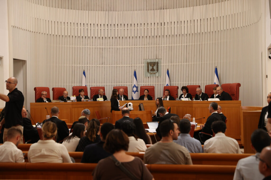עתירות הוגשו נגד שחרור מחבלים בעסקת החטופים: "צדק כבר לא נקבל"