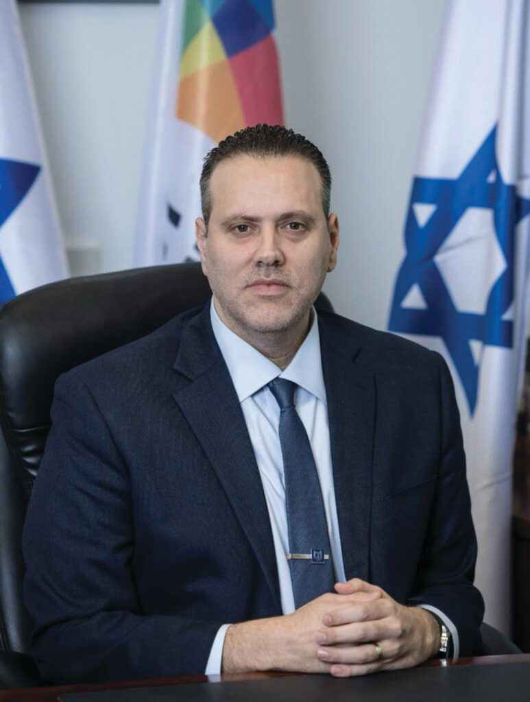 פעיל מחאה בתביעת ענק נגד מיקי זוהר ובנו הזמר