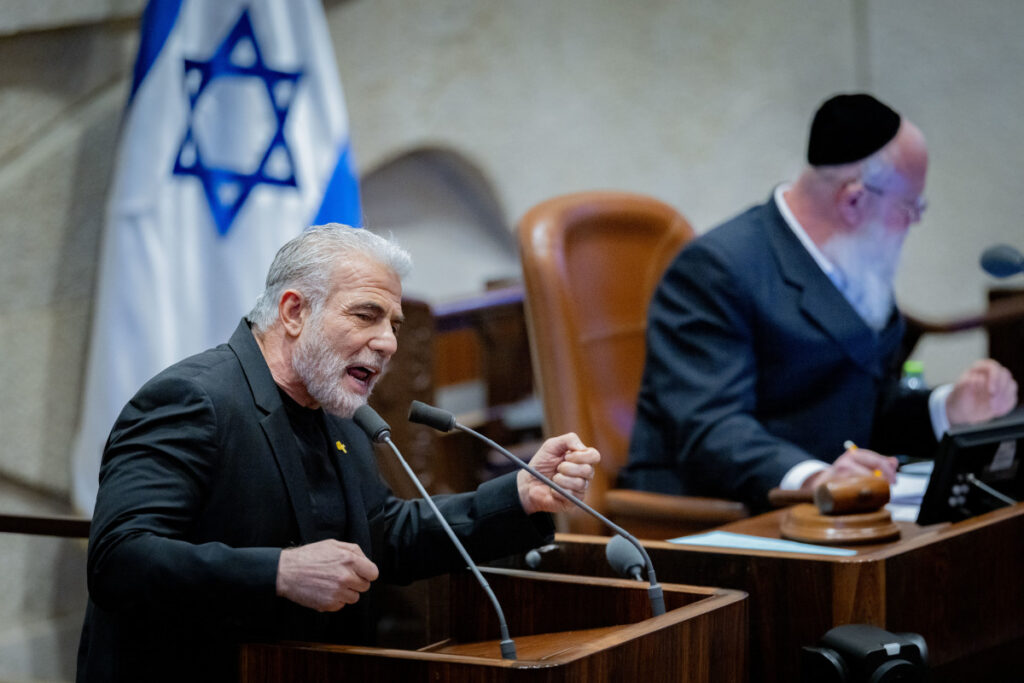 יאיר לפיד במסר חריג לנתניהו: "יש לך רשת ביטחון, אל תרא"