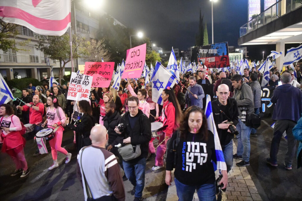 נשים וילדי משפחת ביבס: אלו החטופים שצפויים להשתחרר