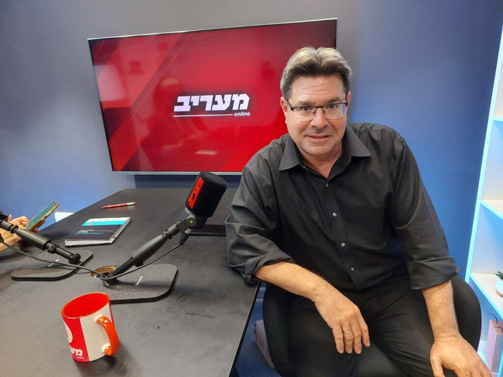 הספירה לאחור: אקוניס חושף את השינויים הצפויים לאחר השבעת טראמפ