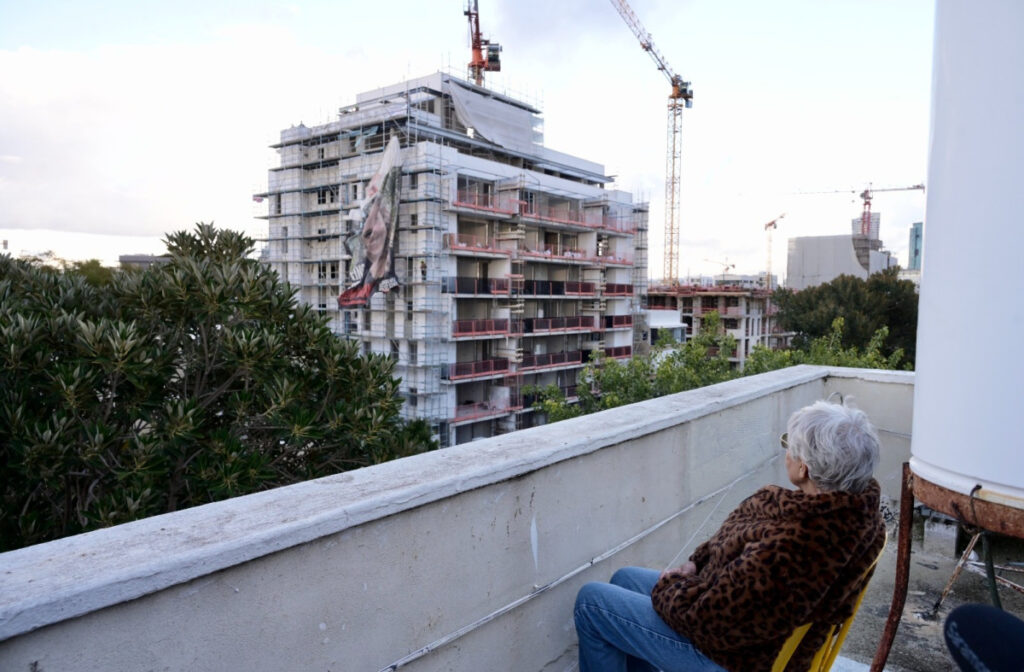 תיעוד בלעדי: סבתא של רומי גונן נפרדת מהשלט האייקוני של נכדתה