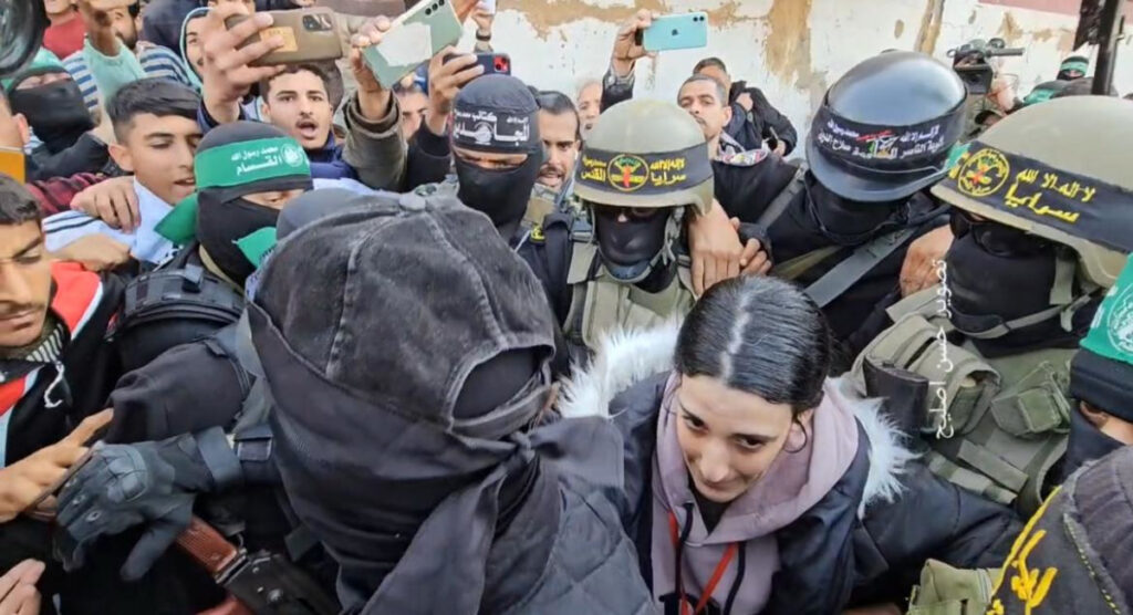 מחבל חמאס אוחז בידה של ארבל – רגע אחד של נחמה פורתא במחול השדים