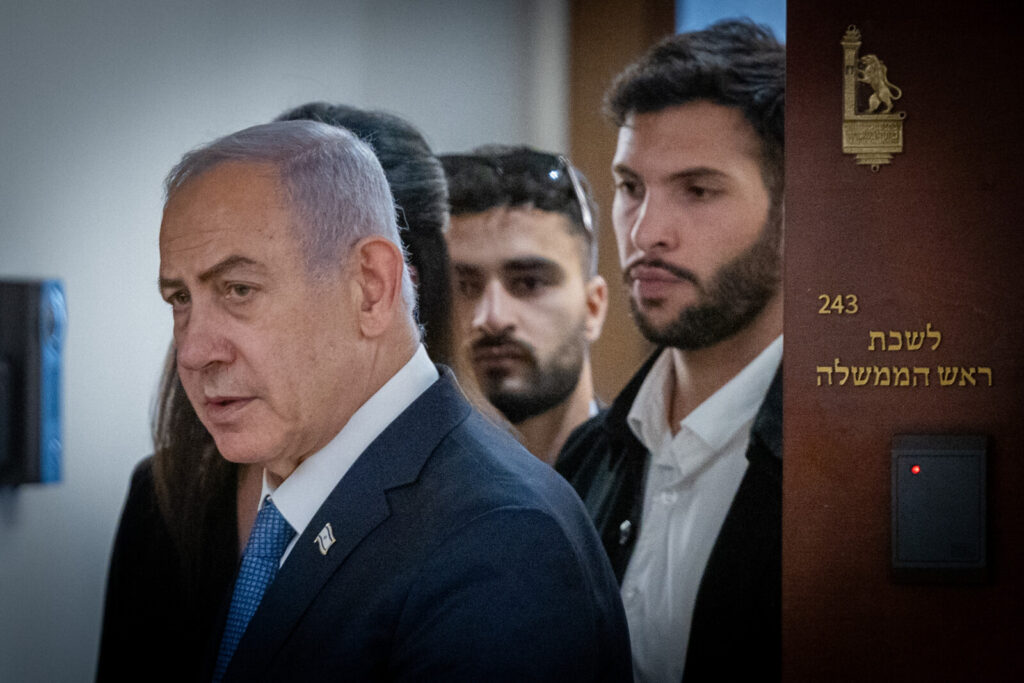 נתניהו שוחרר מבית החולים, ועשוי לבקש לדחות את עדותו במשפט בהמלצת הרופאים