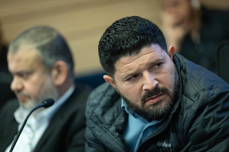 לאחר שח"כ אלמוג כהן נמנע: העלאת דמי הביטוח הלאומי אושרה בוועדה, החוק יובא למליאה