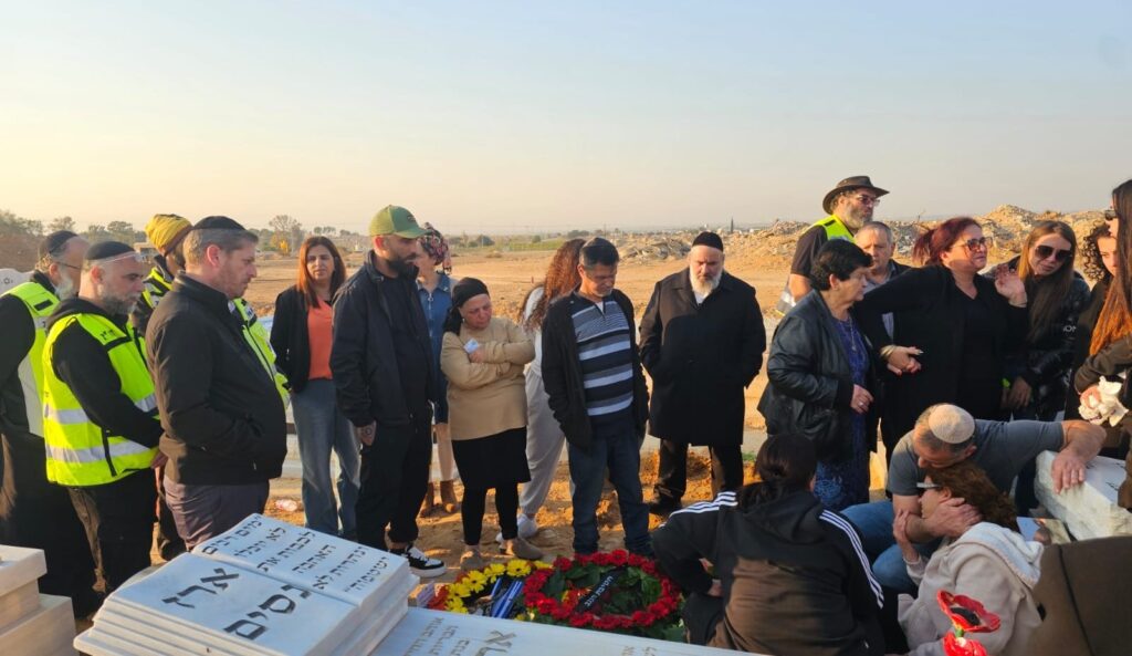 הובא למנוחות קובי אביטן, שעבד עבור צה״ל בציר נצרים ונהרג מירי לוחמים עקב טעות זיהוי