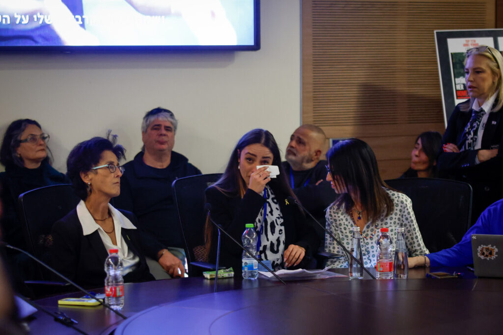 אותי הביאו מהבית באזיקים; אייל גולן וחבריו הוזמנו לחקירה בהתראה של 5 ימים
