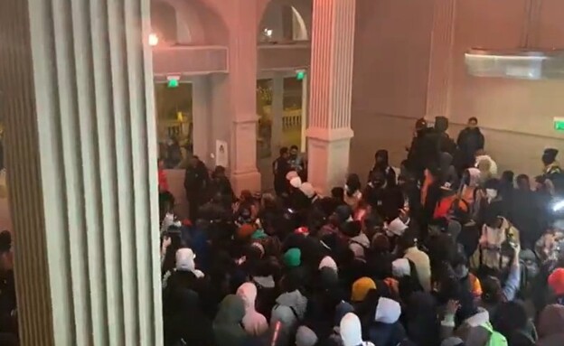 שערורייה בפריז: הנזק הכבד שהמהגרים גרמו לתיאטרון