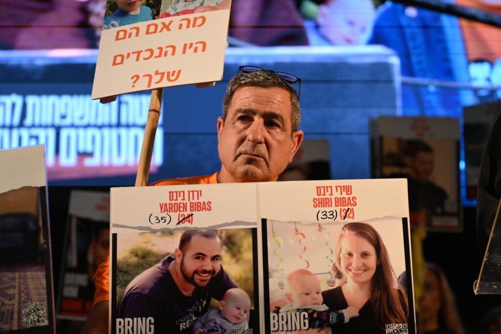 קרוביהם של משפחת ביבס, שלא ישוחררו היום מהשבי: "כשהתפרסמה הרשימה קרס עלינו עולמנו"