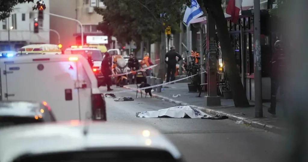 אדם אחד נפצע קשה בפיגוע בתל אביב; תוקף נהרג מפגיעת כדורים של עובר אורח – חדשות ישראל