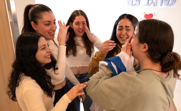 התאחדו בישראל: התצפיתניות ששבו בשבת חיכו לאגם, ונפגשו…