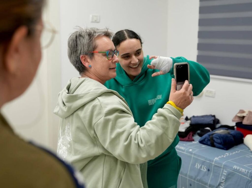 חיבוקים ודמעות: תמונות ראשונות משחרורן של דורון שטיינברכר, אמילי דמארי ורומי גונן