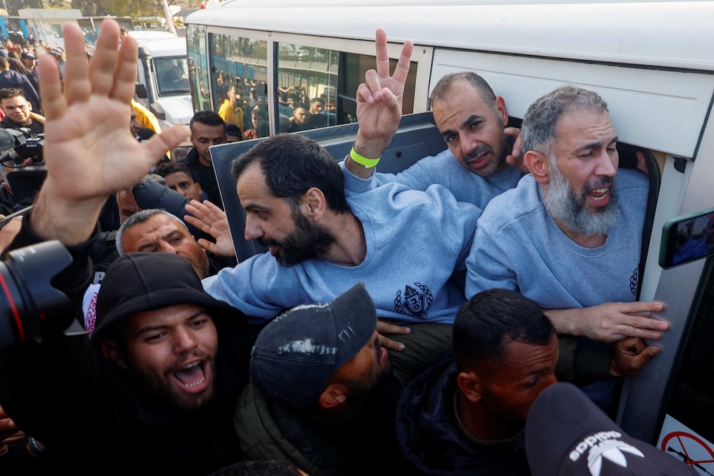 200 מחבלים שוחררו בתמורה לחזרת 4 התצפיתניות: 121 נידונו למאסר עולם, עשרות יגורשו