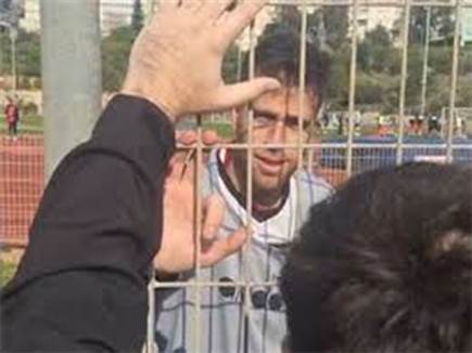 קומץ אוהדים קילל, מלמד יצא בליווי משטרתי