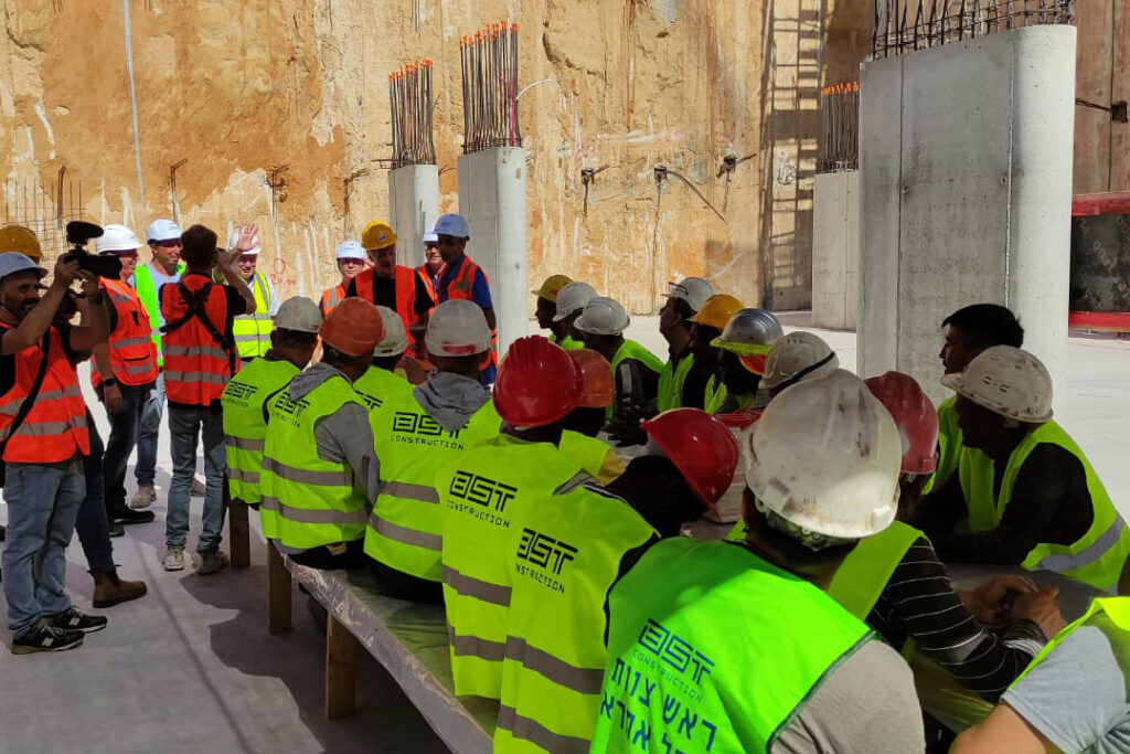 ממוני הבטיחות של המחר: הבינה המלאכותית מחייבת שינוי עמוק בתפקיד
