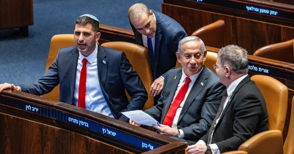 בין אולם בית המשפט