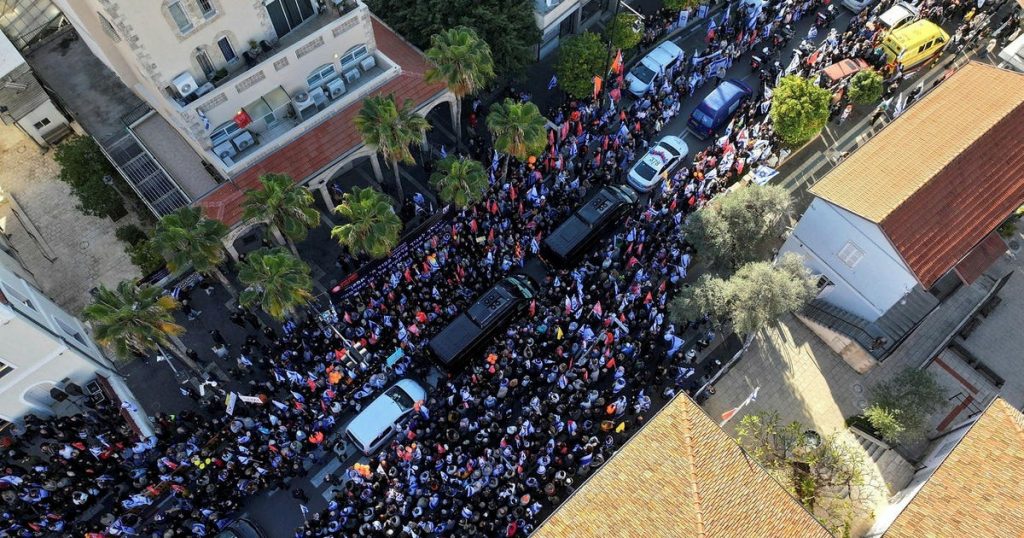 אלפים הופכים להלווייתם של בני הערובה הישראלים המתים, שרי, קפיר ואריאל ביבס – חדשות ישראל