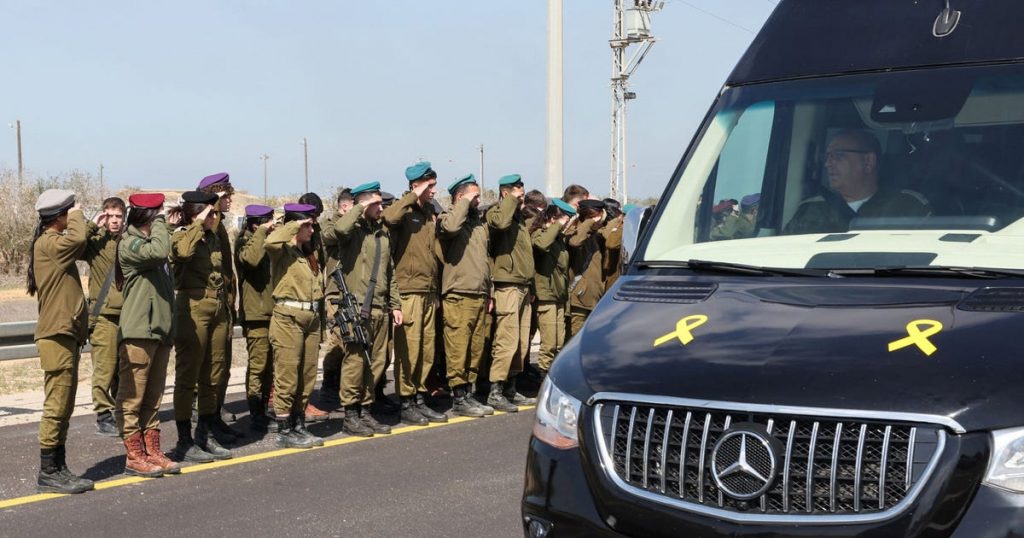 לאחר הזהות הראשונית, גופותיהם של ארבעה בני ערובה ישראלים נהרגים בדרכם לזיהוי נוסף של רפואה משפטית – חדשות ישראל