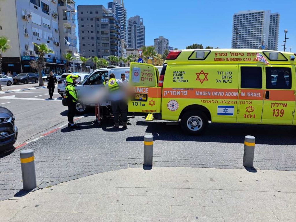 גבר חשוד בהצתת בת זוגו ברחוב בבת ים