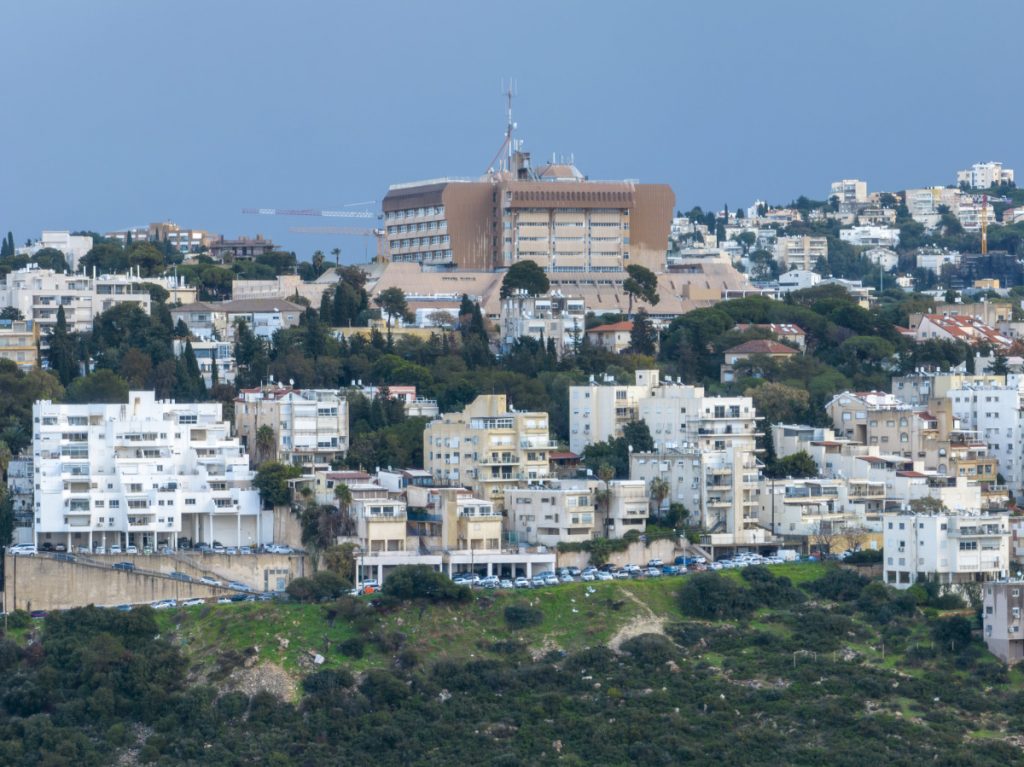 אימה בחיפה: בני זוג שדדו אישה לאור יום ותקפו אזרחים שסייעו לה