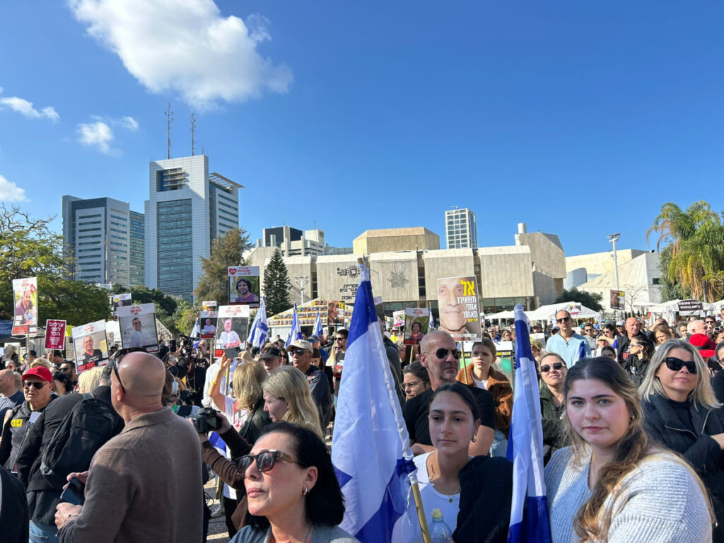 שובם של ירדן ביבס, קית' סיגל ועופר קלדרון: לייב מכיכר החטופים