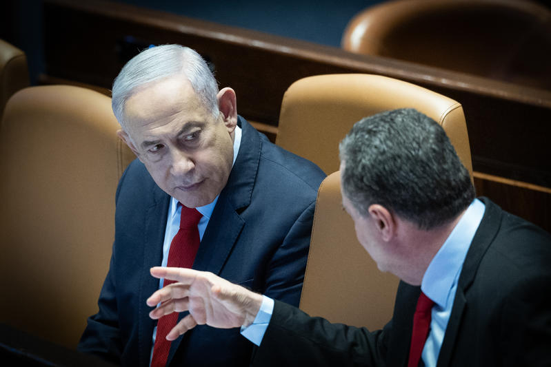 מאמצים בישראל לשחרור 6 חטופים חיים בשבת, בתמורה להכנסת ציוד וקרוואנים לעזה