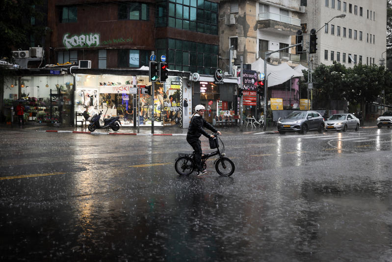 מזג האוויר: קר מהרגיל וגשם לסירוגין עם סיכוי לסופות רעמים; שלג בחרמון