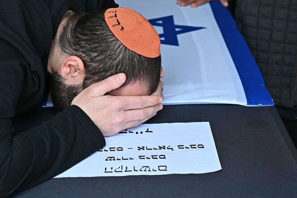 מתפרק על קבר משפחתו: התמונות הכואבות מהלווייתם של שירי, אריאל וכפיר ביבס ז"ל