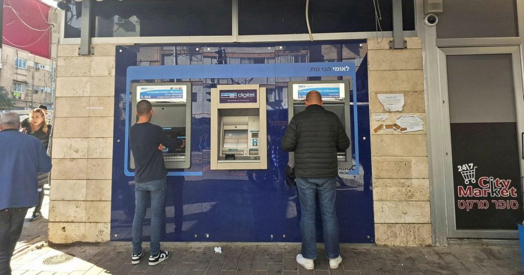 בנקים ישראלים המקבלים רווחי שיא במהלך מלחמת עזה חייבים להתחיל בפעמוני האזהרה – חוות דעת