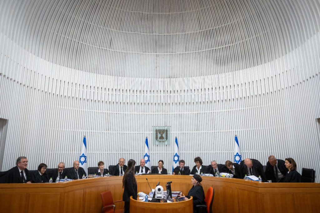צו בג"ץ מרעיד את המדינה: בר נשאר, הימין זועם, השמאל מריע