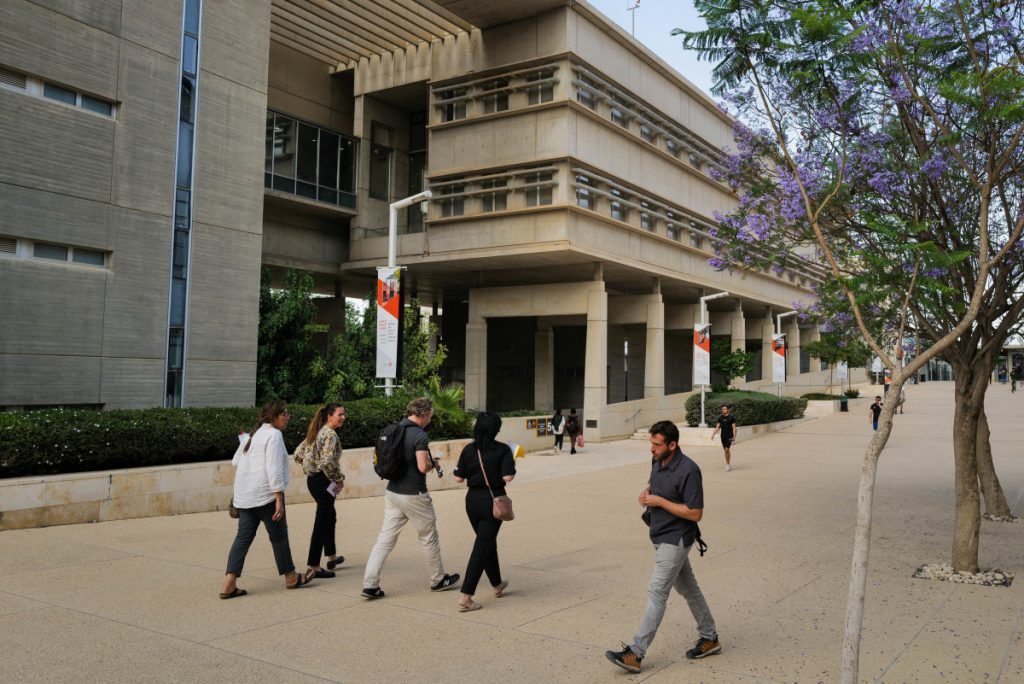 המרצה התנצל: רקטור האוניברסיטה ביטל את ההשעיה – הסטודנטים זועמים