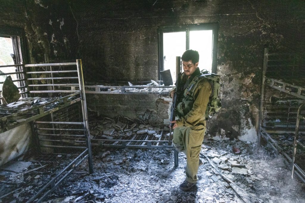 הלוחם הראשון הגיע חצי שעה אחרי שהמחבל האחרון עזב את ניר עוז