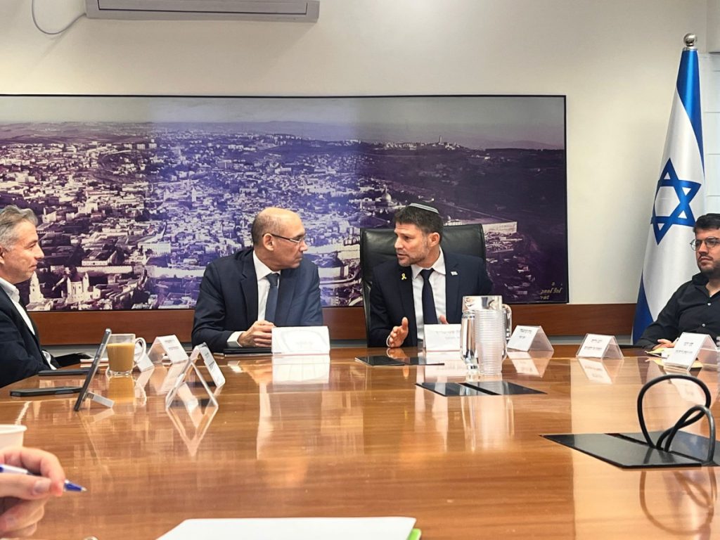 הביטוח הלאומי הפך למוסד לפיזור כספים: ישראל בדרך לטבעת חנק