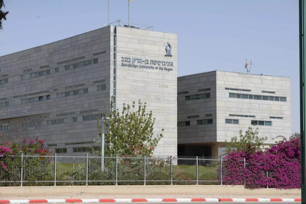 קריאות לפיטורי מרצה באוניברסיטת בן גוריון בטענה שהסית נגד חיילים