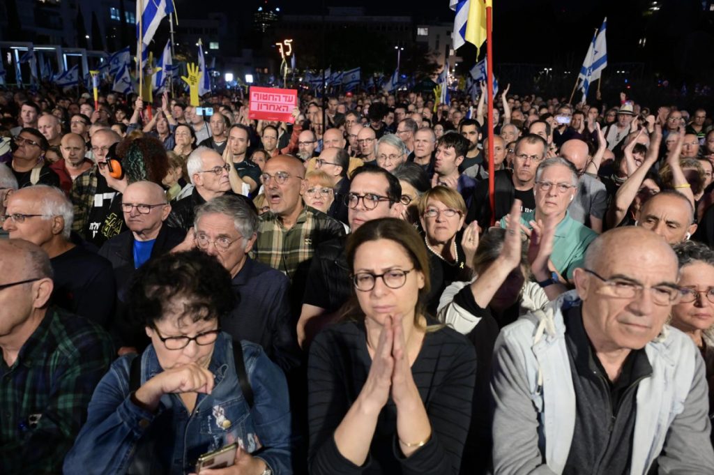 על סף תהום: אלפים הפגינו בכיכר הבימה נגד הדחת ראש השב"כ רונן בר