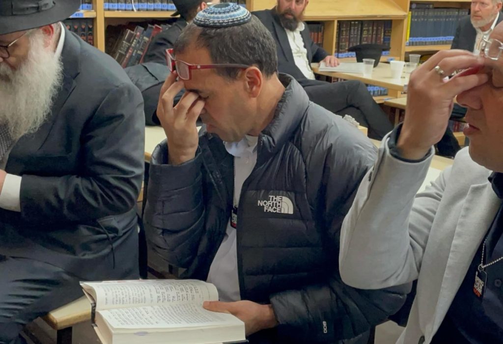 אלי שרעבי התפלל בציון הרבי מליובאוויטש והקריא שמות חטופים