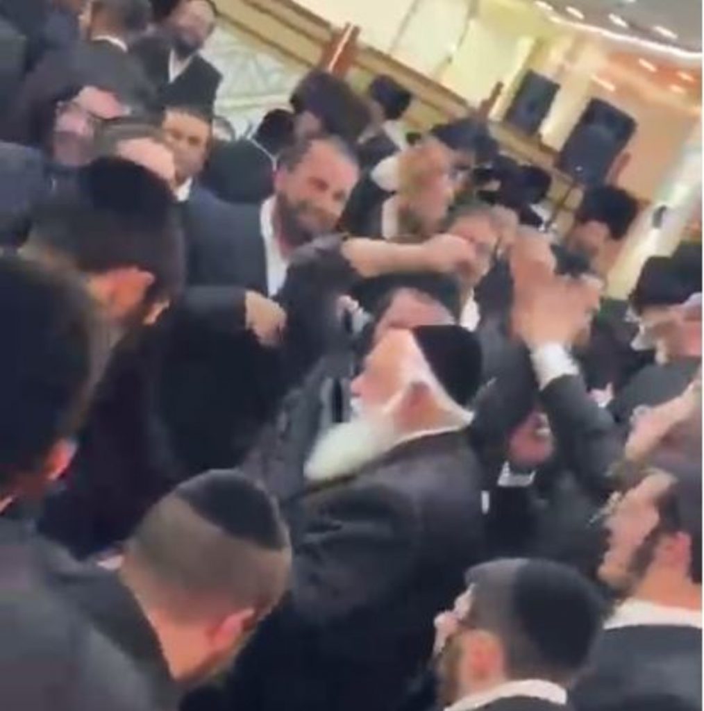 יצחק גולדקנופף רוקד לצלילי "בשלטון הכופרים אין אנו מאמינים"