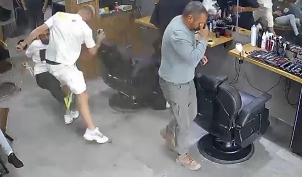 הדירוג שנגמר בדקירה: תקיפה קיצונית במספרה במעלה אדומים