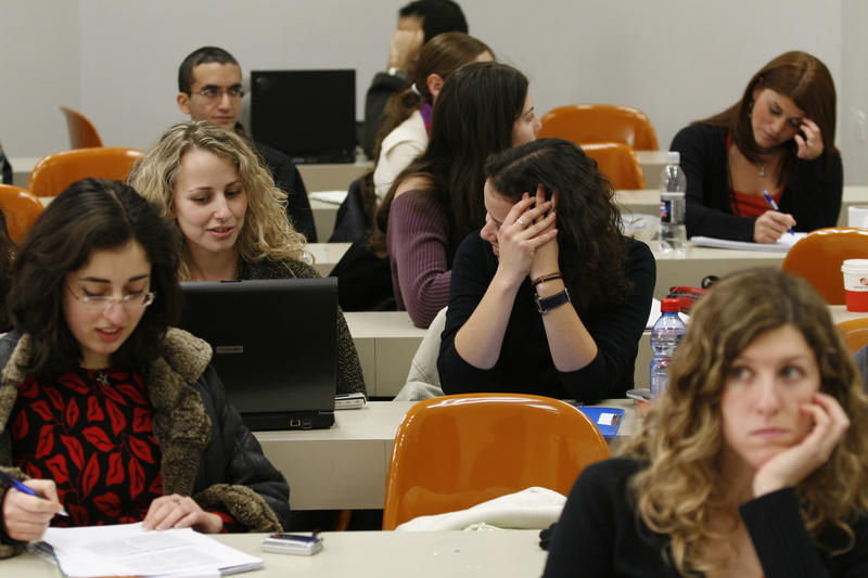 יום האישה 2025: הנשים בישראל משכילות יותר מגברים, אך הפער המגדרי בשכר גדל