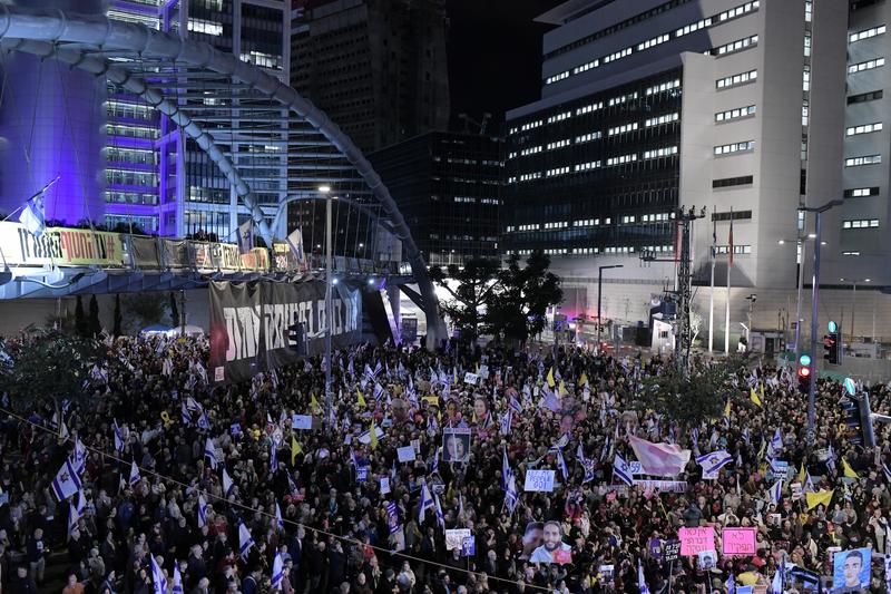״מגבירים את המאבק״: משפחות חטופים חסמו את הכניסות לקריה, אש הובערה בדרך בגין