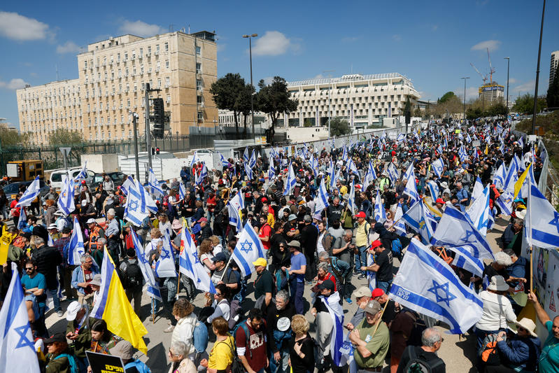 אלפים מפגינים בירושלים נגד הדחת היועמ"שית וראש שב"כ