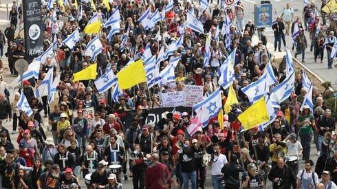 החל הדיון בעניין הדחת היועמ"שית: אלפים מפגינים מול קריית הממשלה