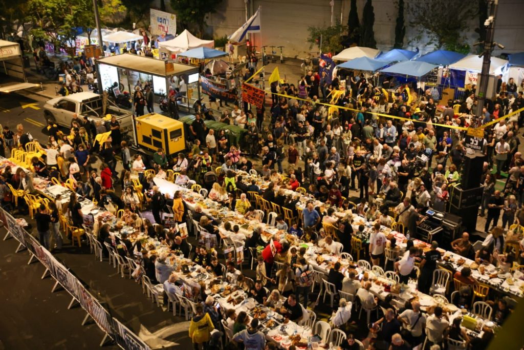 המחאה על עיכוב העסקה: מאות הגיעו לארוחת שישי של משפחות החטופים מחוץ לקריה