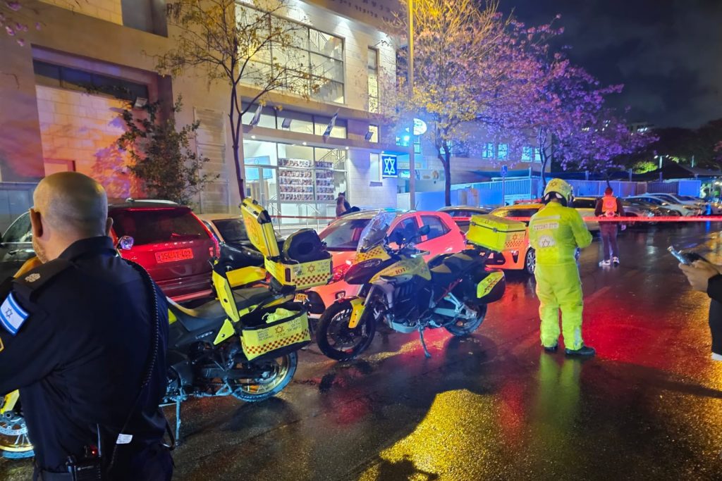 חשד לרצח בפתח תקווה: גבר נורה למוות סמוך לבית כנסת בעיר