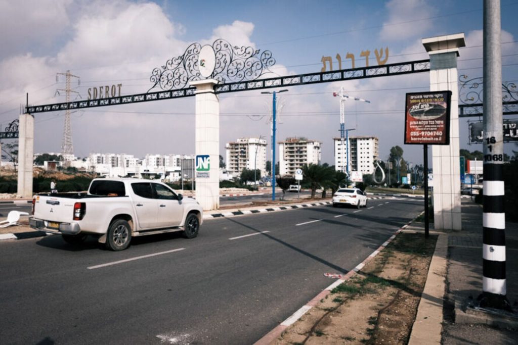 עיר בלי זיכרון: ספר חדש מנתח את היחסים בין שדרות לקיבוצי שער הנגב