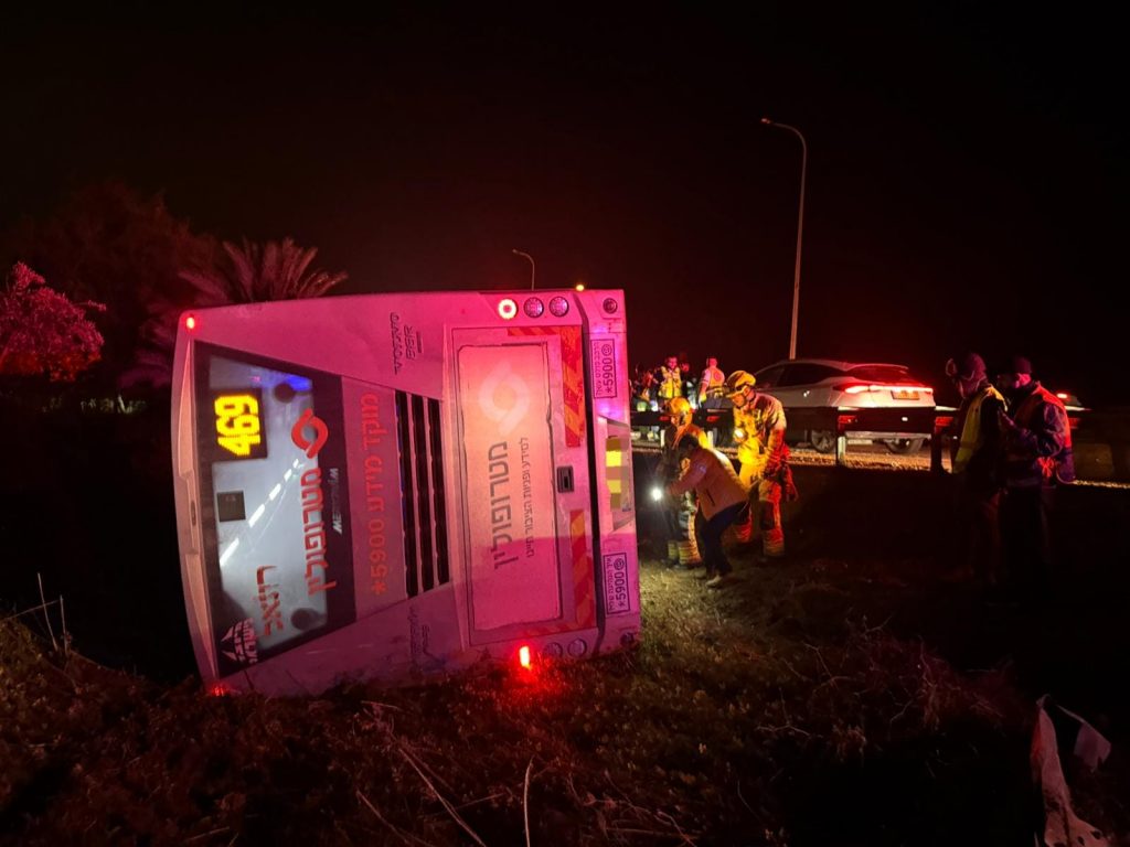 צעיר בן 22 נהרג ו-14 נפצעו בהתהפכות אוטובוס בכביש 6 סמוך לקריית גת